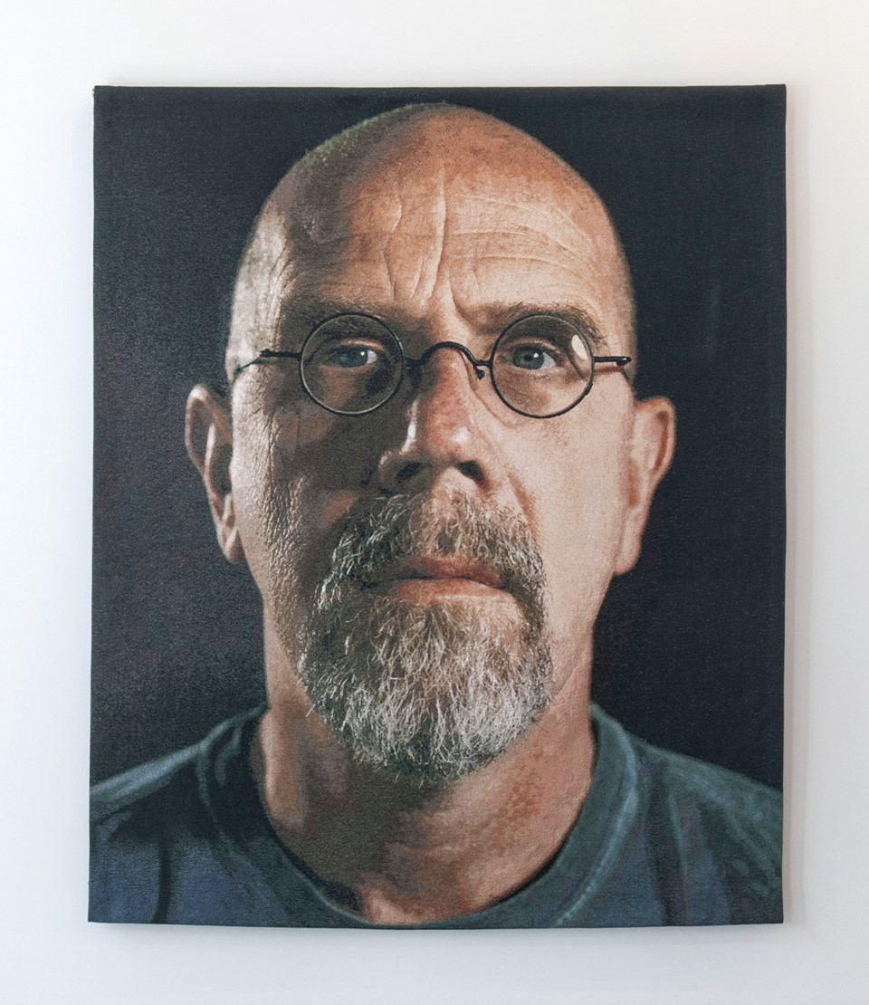 CHUCK CLOSEAutoportrait (couleur), 2007Tapisserie tissée Jacquard avec matériel de suspension en acier inoxydable243.8 x 196.2 cmSource image : Wikimedia Commons